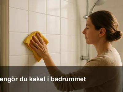 Rent, blänkande kakel i en duschhörna utan ränder efter rengöring
