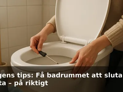 Närbild på en hand som skruvar loss toalettsitsens gångjärn i ett ljust, rent badrum.