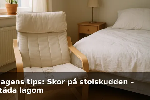Stolskudde i tyg med svagt skofotavtryck i ett lugnt sovrum bredvid en bäddad säng.