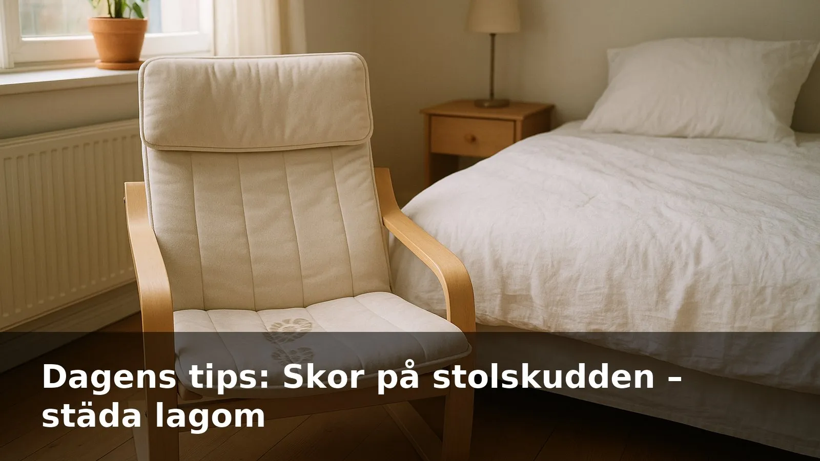 Stolskudde i tyg med svagt skofotavtryck i ett lugnt sovrum bredvid en bäddad säng.