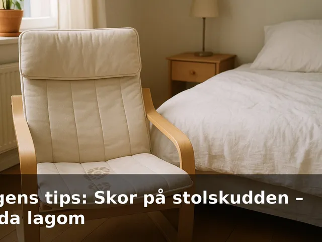 Stolskudde i tyg med svagt skofotavtryck i ett lugnt sovrum bredvid en bäddad säng.