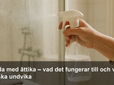 En person sprayar utspädd ättika på en glasduschvägg med kalkfläckar
