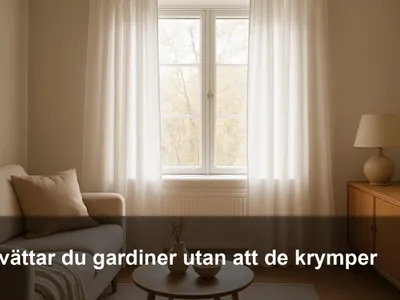 Ljust vardagsrumsfönster med vita gardiner som hänger slätt efter tvätt.