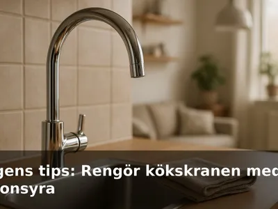 Blank kökskran som glänser efter avkalkning, med en mikrofiberduk bredvid.