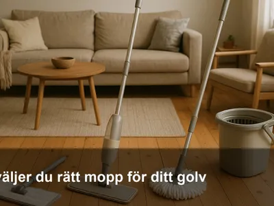 Olika moppar på ett vardagsrumsgolv: platt mikrofibermopp, spraymopp och snurrmopp med hink.