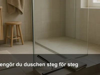 Ren glasdusch efter städning med skrapa och mikrofiberduk på kanten.