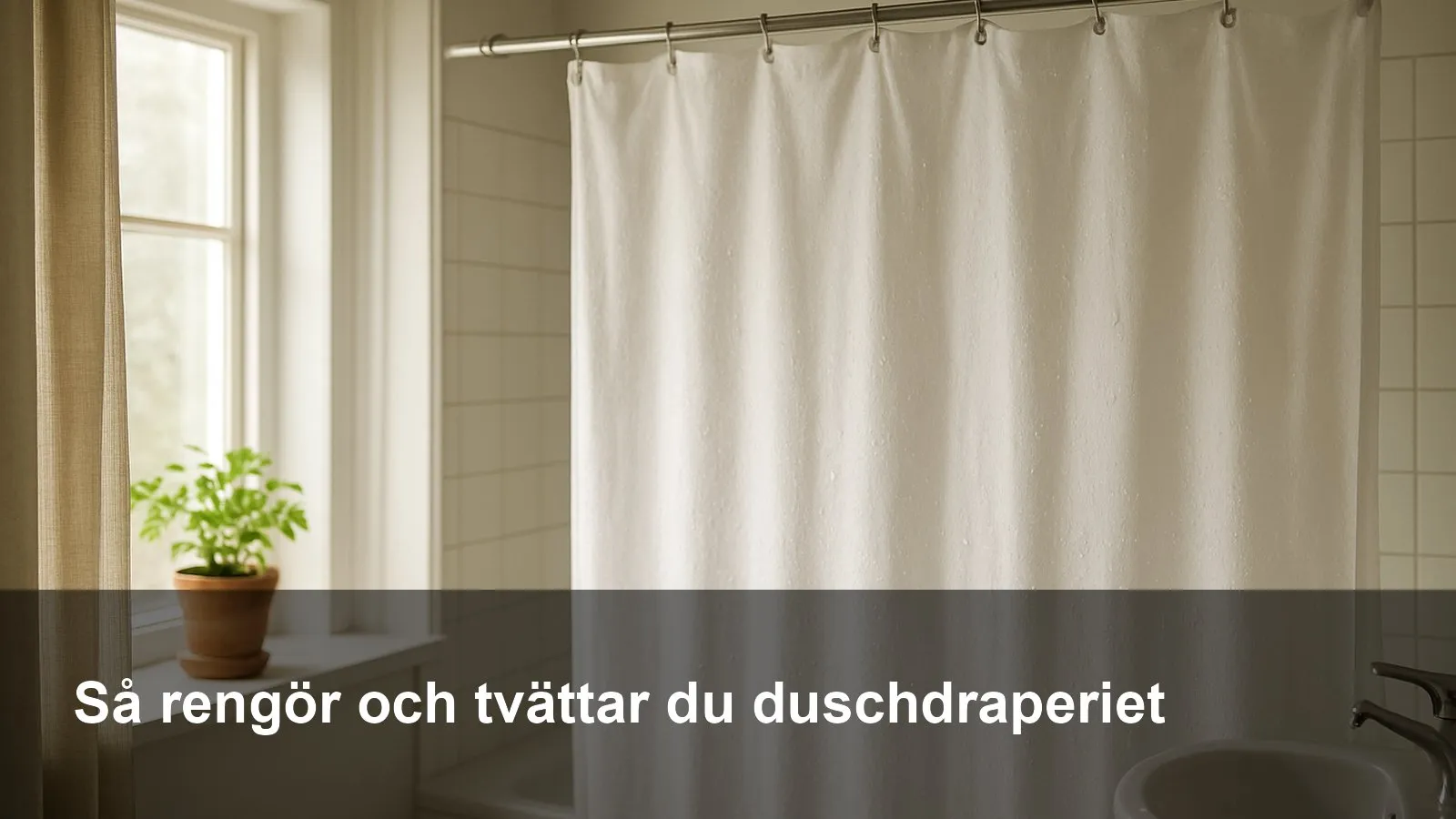 Nytvättat vitt duschdraperi som hänger och droppar på sin stång i ett ljust badrum.
