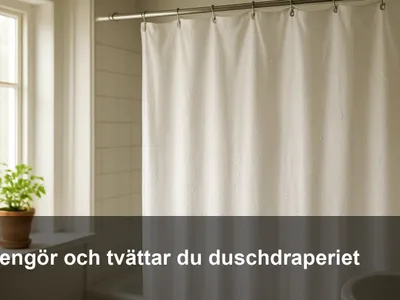 Nytvättat vitt duschdraperi som hänger och droppar på sin stång i ett ljust badrum.