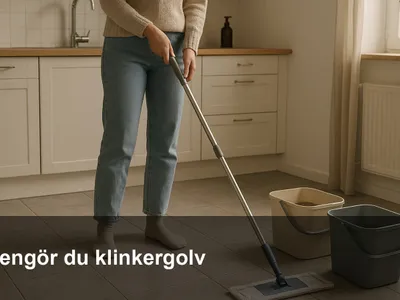 Mikrofibermopp på ett klinkergolv med två hinkar bredvid – en för rent vatten och en för sköljvatten.