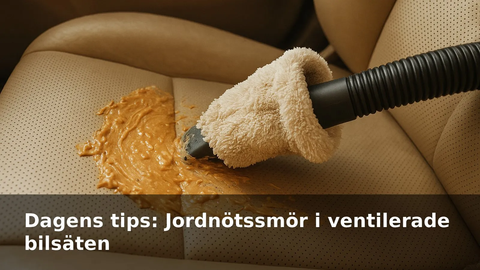 Närbild på perforerat bilsäte med jordnötssmör där en mikrofiberklädd dammsugarände lyfter bort kletet