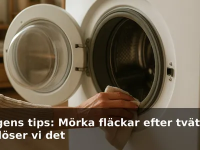 Någon torkar gummitätningen på en tvättmaskin och får upp mörkt ludd ur vecken.