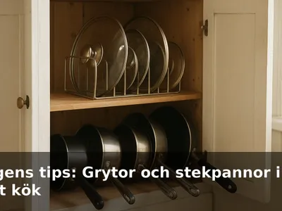 Litet köksskåp där grytor och stekpannor står överskådligt och locken står i en hållare utan trassel.
