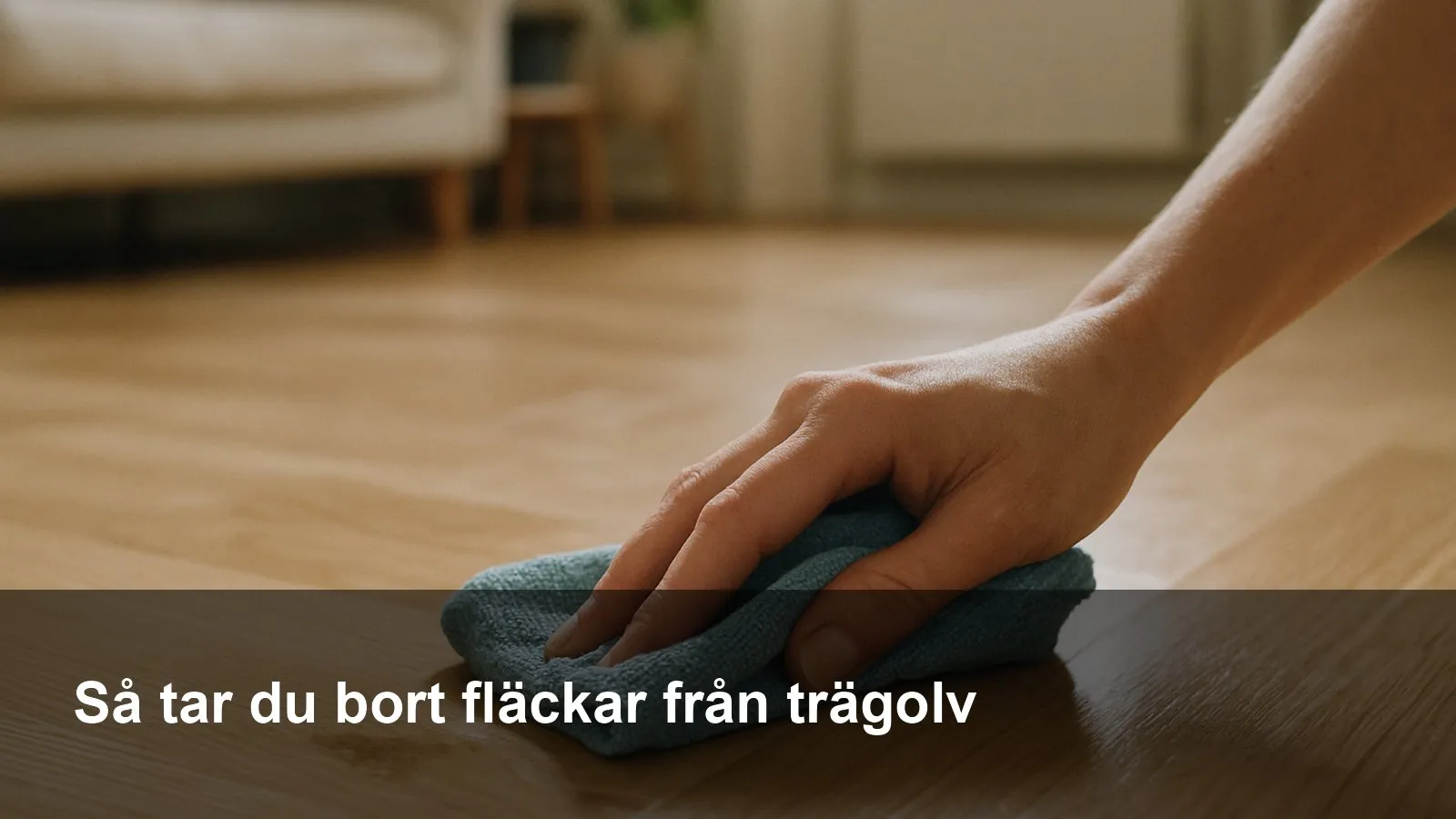 Hand som punktbehandlar en fläck på ett lackat ekgolv med mikrofiberduk