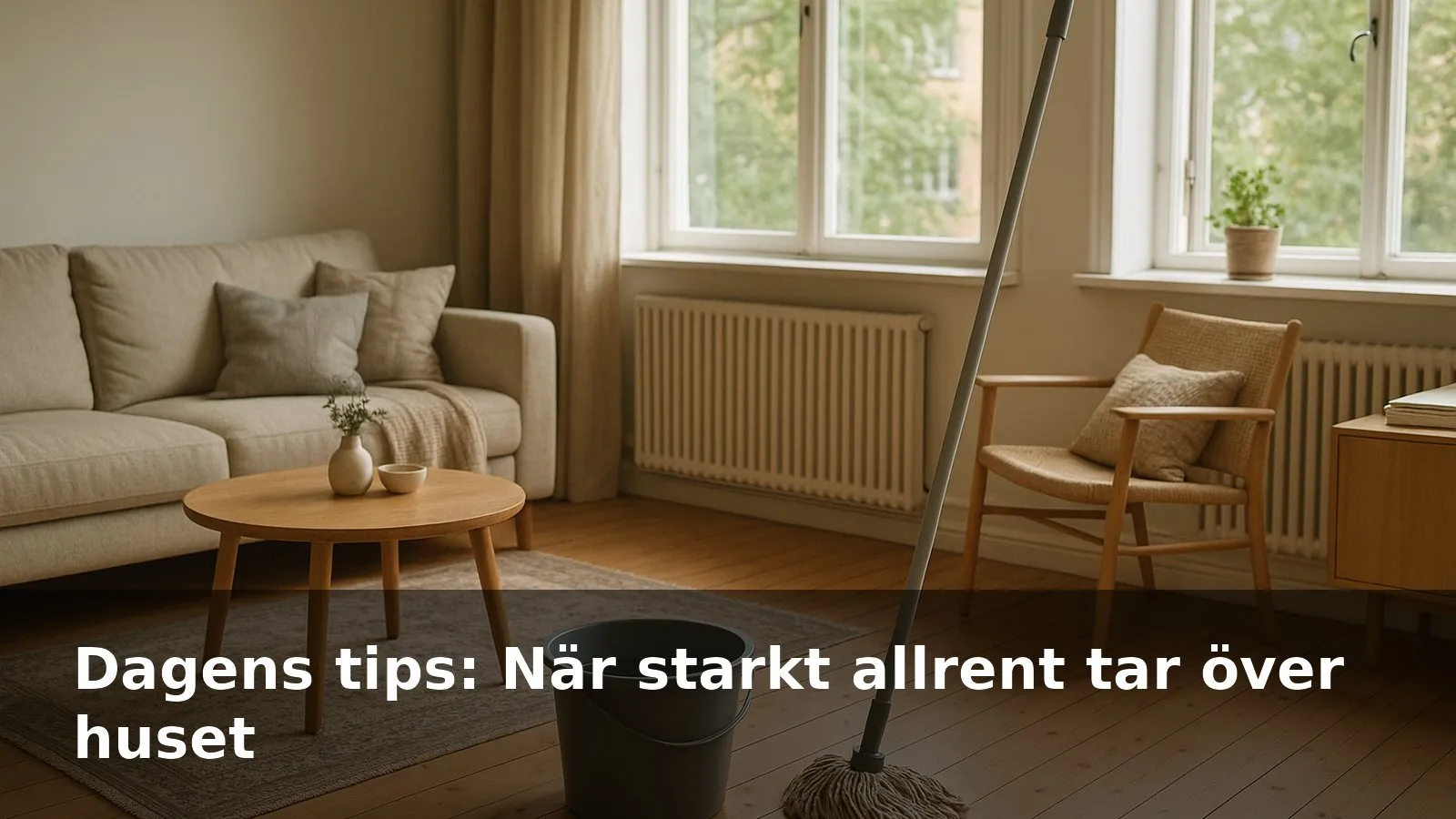 Vädrat vardagsrum med öppet fönster och en mopphink med klart vatten.