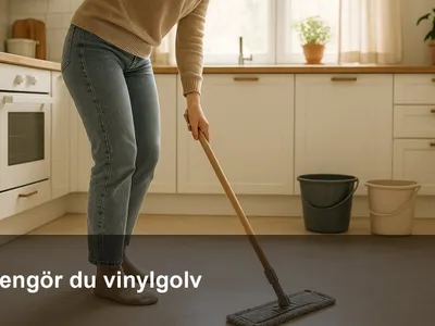 Mikrofibermopp som dras över ett vinylgolv, väl urvriden, med två hinkar i bakgrunden.