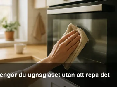 Närbild på en ugnslucka där någon torkar glaset med en ren mikrofiberduk.