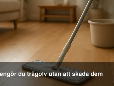 Lätt fuktig mikrofibermopp dras över ett ljust trägolv med en hink i bakgrunden.