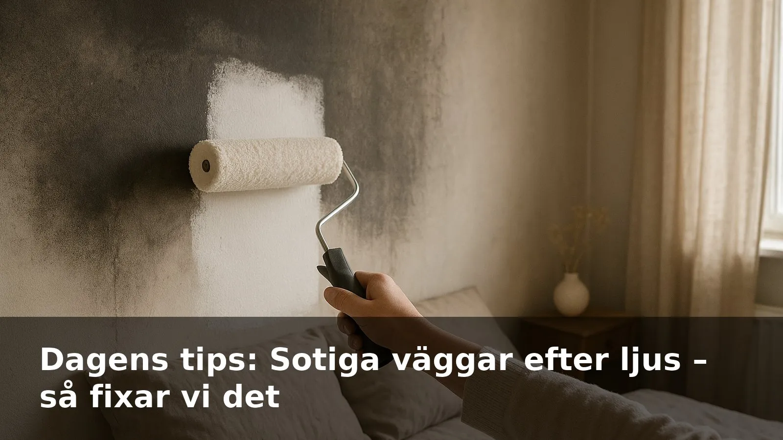 En roller lägger vit spärrgrund över en sotig vägg i ett litet rum.