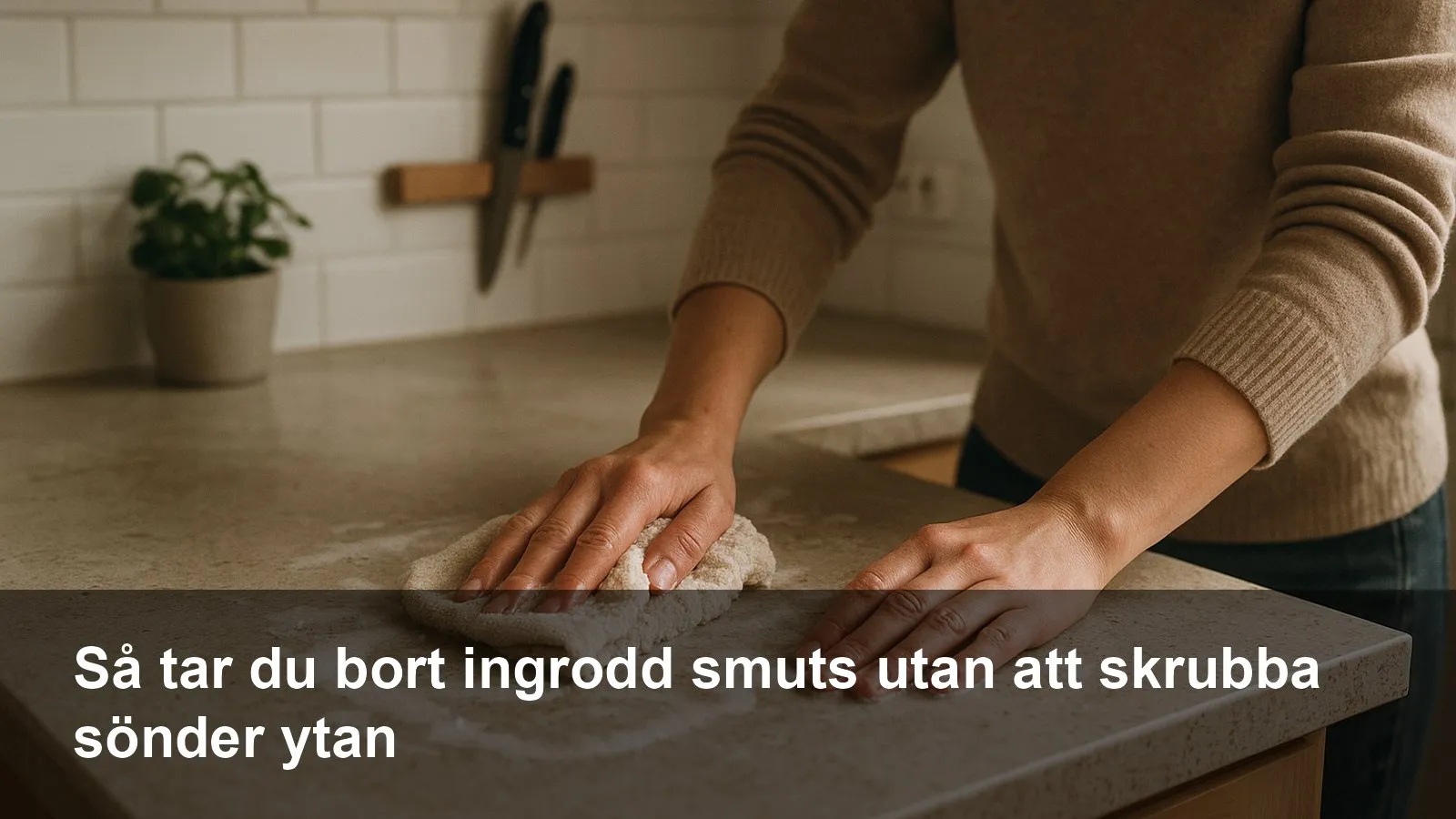 Varm, såpad trasa läggs som kompress på ingrodd smuts på en köksyta