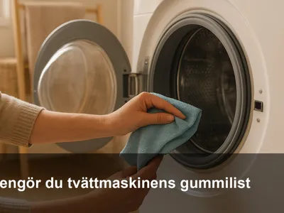 Hand som viker ut gummilisten på en frontmatad tvättmaskin och torkar rent i vecken med en mikrofiberduk.